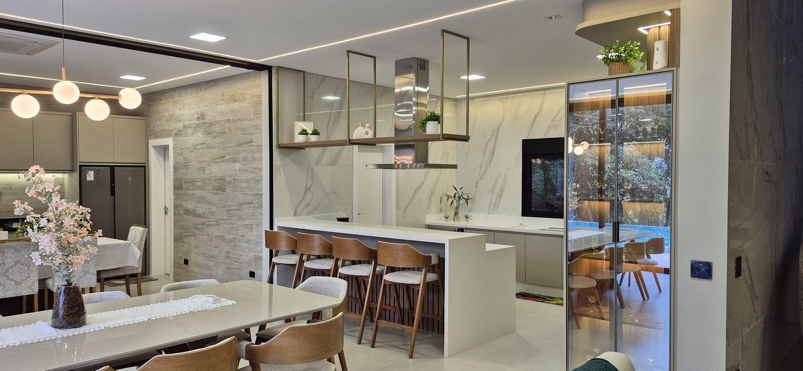 Cozinha gourmet integrada planejada pela Toncastanho