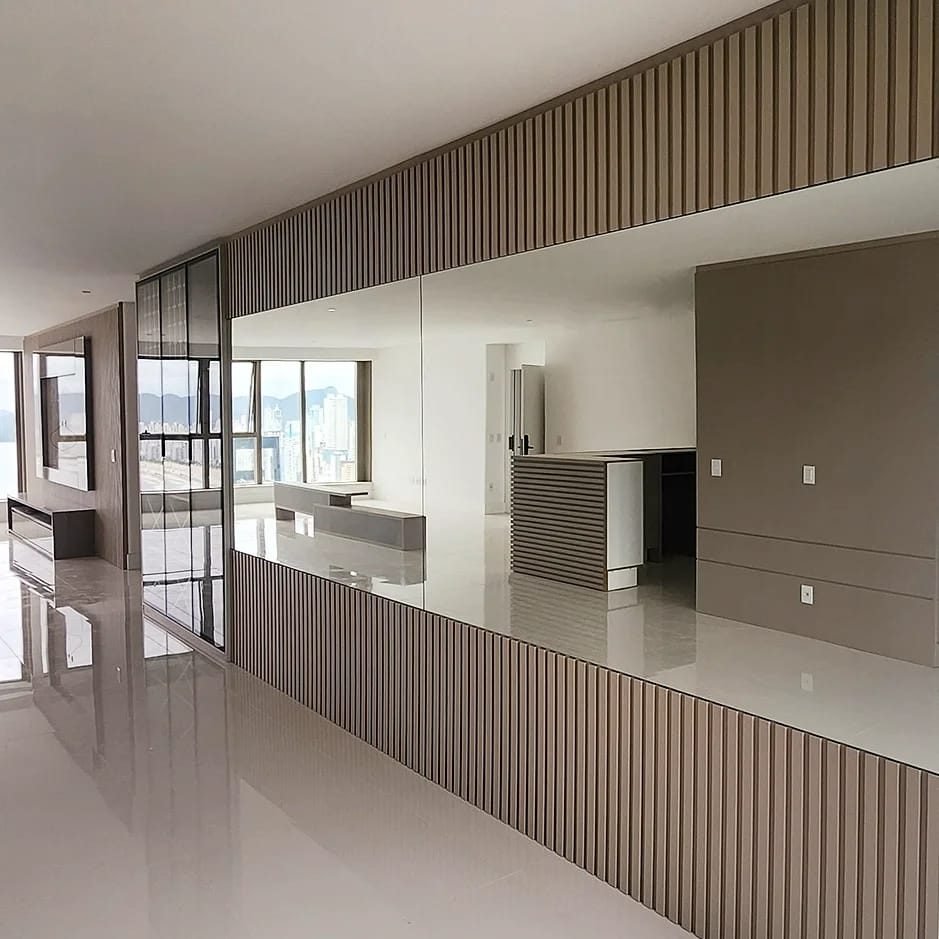 Living com painel ripado em madeira